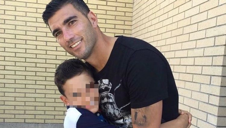 José Antonio Reyes abrazando a su hijo / Foto: Instagram