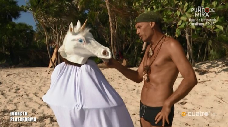 Miriam llega al palafito vestida de unicornio y tiene un frío recibimiento por parte de Carlos | telecinco.es