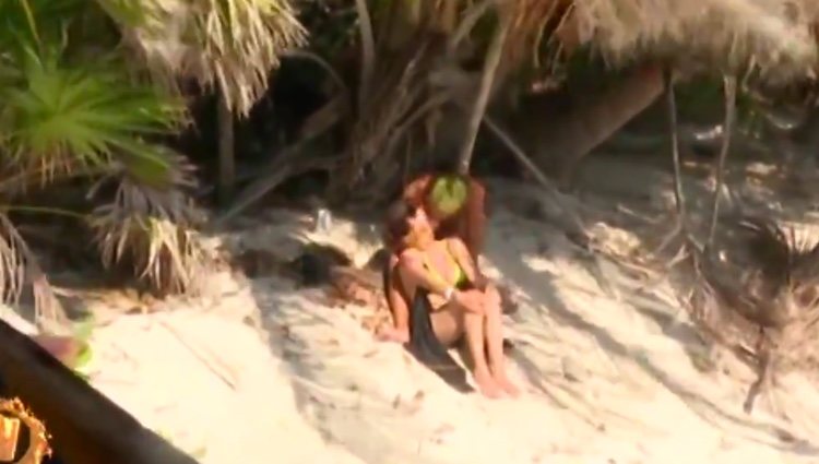 Carlos y Miriam acaban besándose en la playa / Telecinco.es
