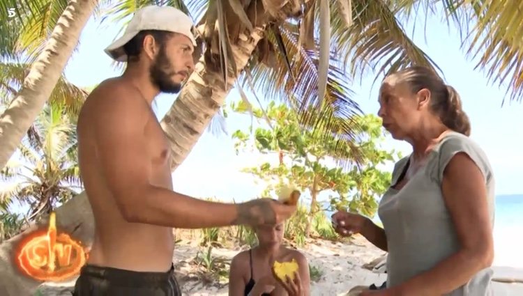 Omar Montes dándole su trozo de piña a Isabel Pantoja en 'Supervivientes' Foto: Telecinco
