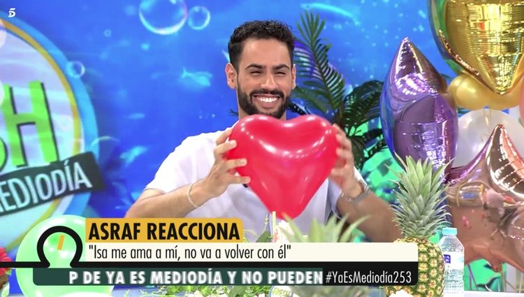 Asraf Beno dedicándole un romántico mensaje a Chabelita Pantoja en 'Ya es mediodía' Foto: Telecinco