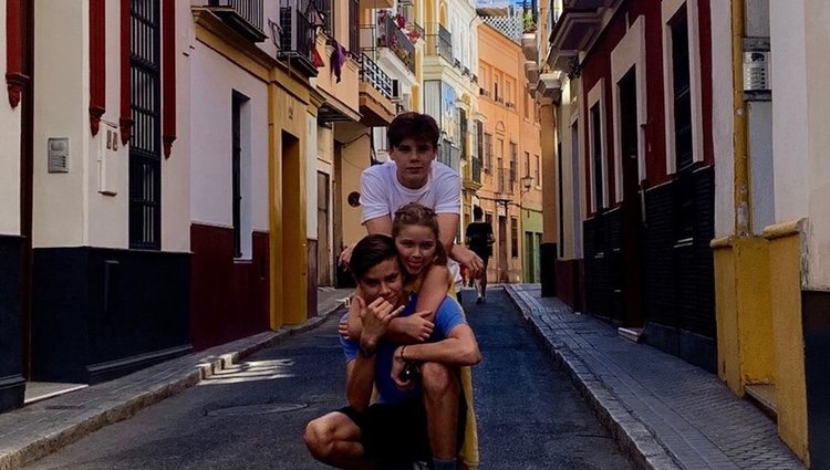 Romeo, Cruz y Harper Seven en una calle de Sevilla / Foto: Instagram
