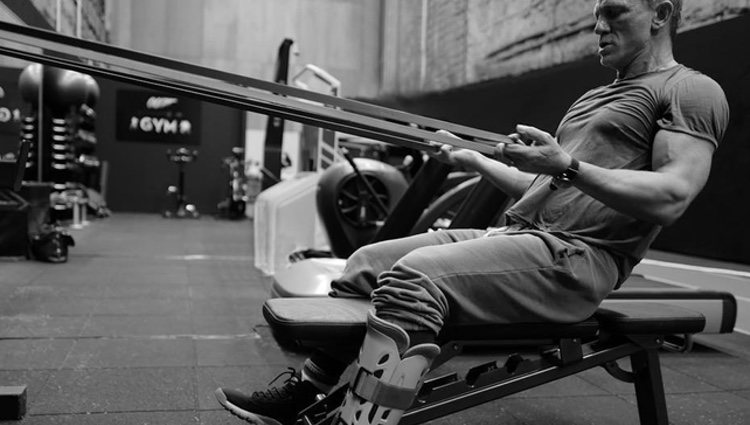 Daniel Craig recuperándose en el gimnasio / Foto: Instagram