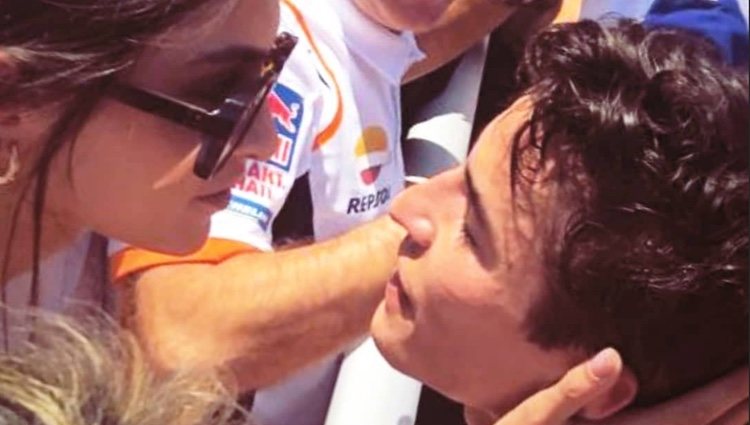 Lucía Rivera a punto de besar a Marc Márquez/ Foto: Instagram