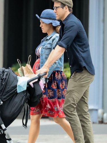 Ryan Reynolds y Blake Lively paseando junto a sus hijas