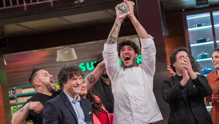 Aleix levanta el trofeo que le acredita como ganador de 'MasterChef 7'