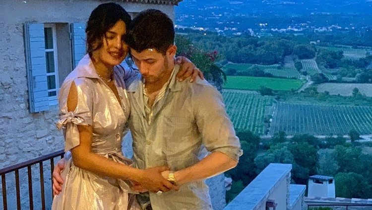 Nick Jonas y Priyanka Chopra posando en la mansión. Foto Instagram de Priyanka Chopra