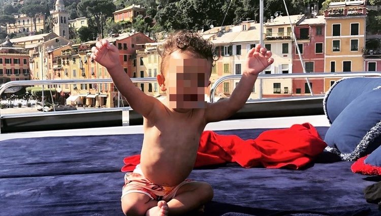 El pequeño Miles en un yate de Portofino / Foto: Instagram