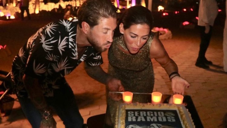 Sergio Ramos soplando las velas con su hermana Miriam/ Foto: Instagram