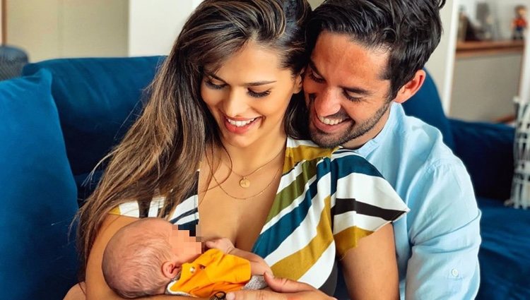 Isco Alarcón y Sara Sálamo con su hijo recién nacido