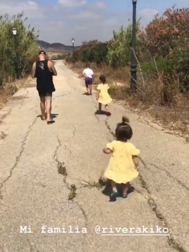 Kiko Rivera paseando con sus tres hijos / Instagram Stories