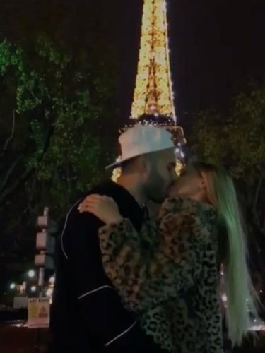 Jesé Rodríguez y Janira Barm besándose delante de la torre Eiffel/ Foto: Instagram