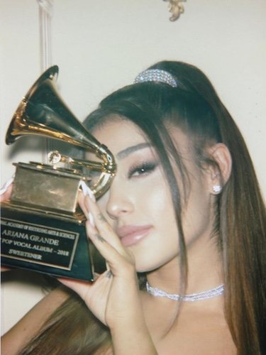 Ariana Grande con su Grammy/ Foto: Instagram