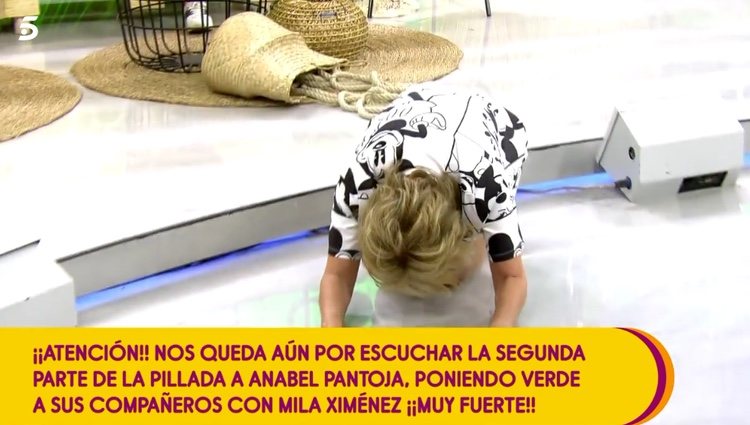 Mila Ximénez arrodillándose en el suelo de 'Sálvame' por Isabel Pantoja / Telecinco.es