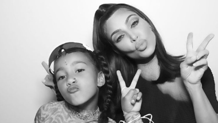 Kim Kadashian y su hija North West con un piercing en la nariz | Foto: Instagram