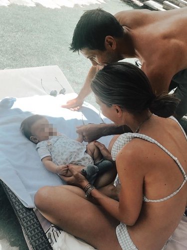 Verdasco y Ana Boyer con su hijo Miguel en la piscina/ Foto: Instagram
