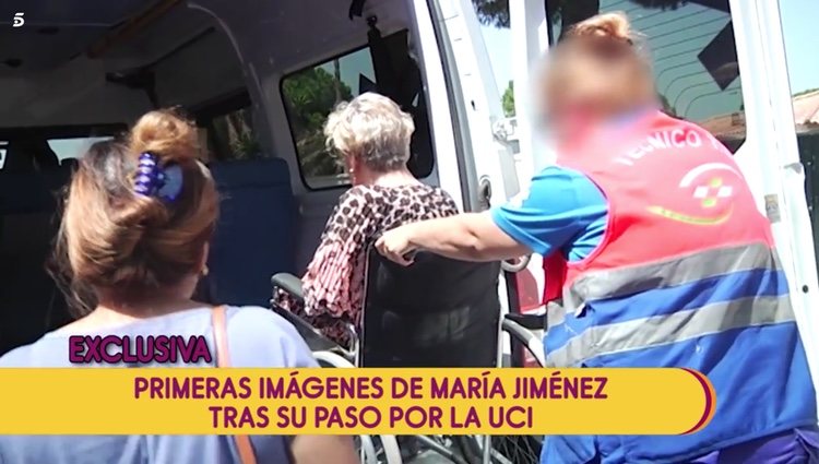 María Jiménez bajando de la ambulancia de a su regreso de rehabilitación Foto: Telecinco