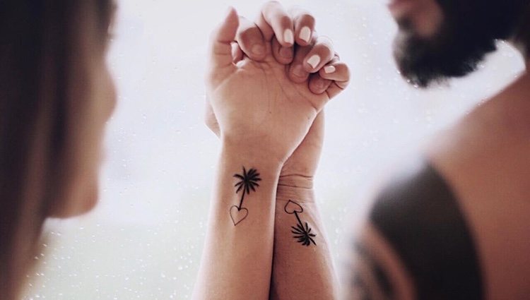 Violeta y Fabio mostrando el tatuaje que se han hecho juntos Foto: Instagram @fabio_colloricchio</p><p>