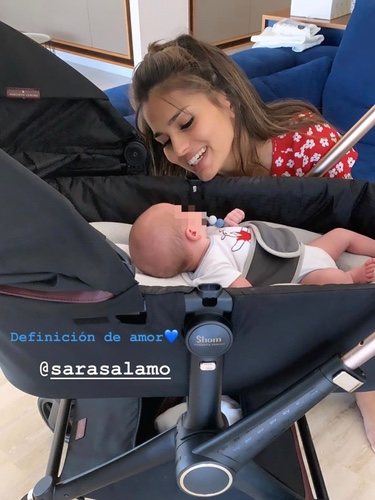 Sara Sálamo con su hijo Theo/ Foto: Instagram