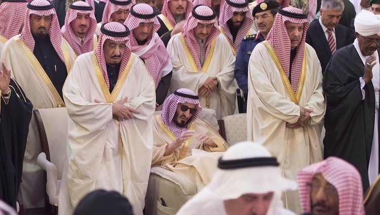 Bandar bin Abdelaziz al Saud en silla de ruedas junto al Rey Salman en el funeral del Rey Abdullah