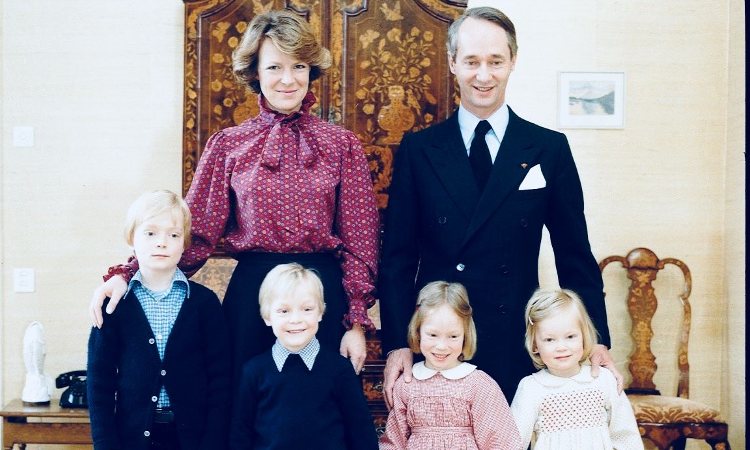 Irene de Holanda y Carlos Hugo de Borbón-Parma con sus cuatro hijos | Pinterest