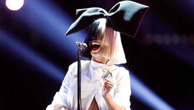 Sia cantando en un concierto | Instagram