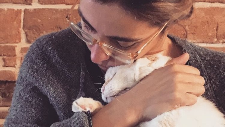Sandra Barneda abrazando a su gatos James / foto: Instagram 