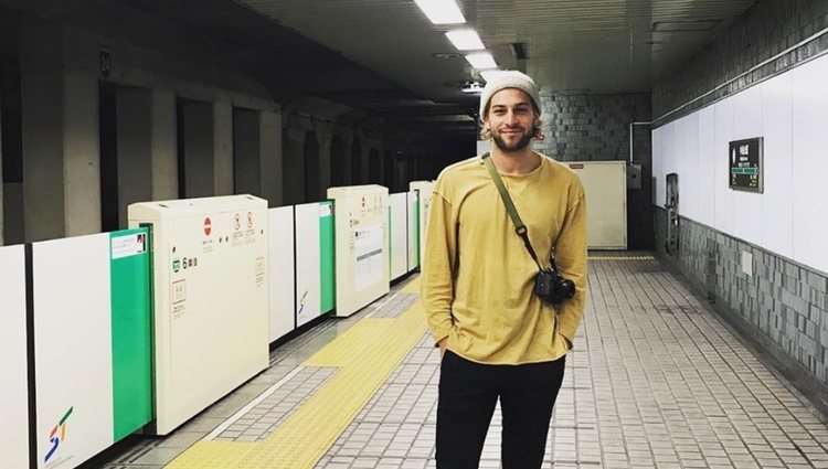 Eli Meyer posando en el metro | Instagram