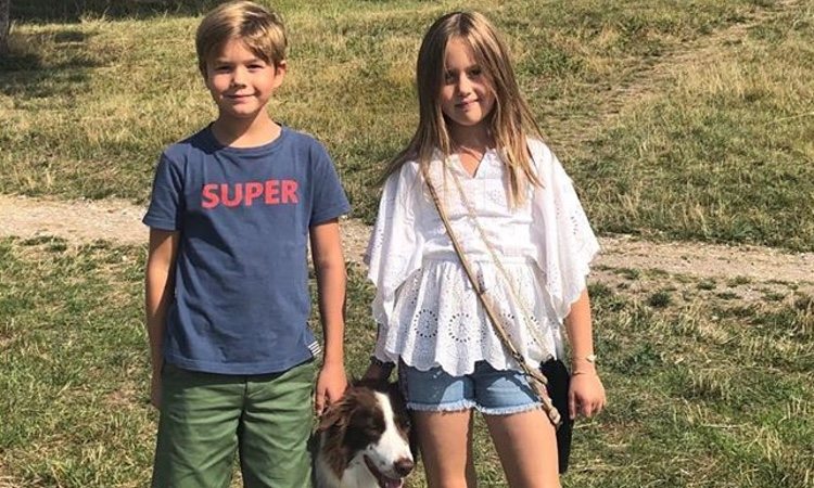 Vicente y Josefina de Dinamarca con su perro durante sus vacaciones