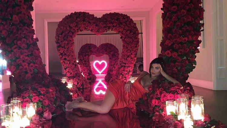 Kylie Jenner con su casa repleta de rosas por San valentín / Foto : Instagram