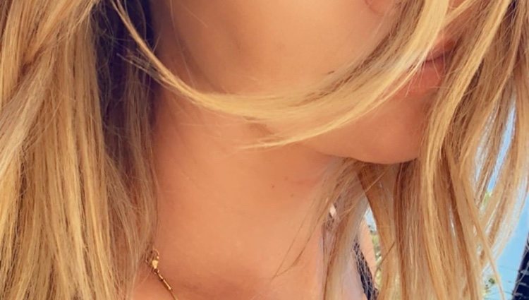 Denise Richards mostrando su cuello en redes sociales | Instagram