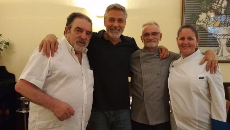 George Clooney con el equipo del restaurante/ Foto: Twitter