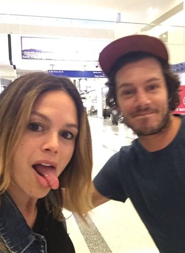 Rachel Bilson y Adam Brody juntos en el aeropuerto de NY / Foto : Instagram