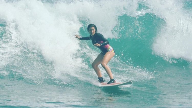 Nagore Robles surfeando en las costas de Bali Foto: Intagram @nagore_robles