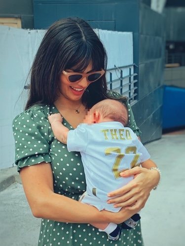 Sara Sálamo con su hijo Theo luciendo el traje del Real Madrid / Instagram