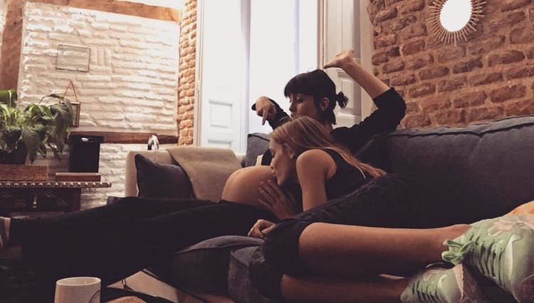 Alejandra Onieva besando la tripita de embarazada de Megan Montaner | Instagram