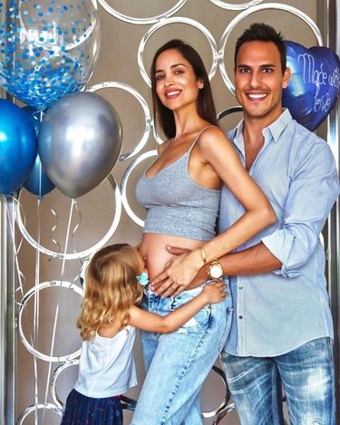Lorena Van Heerde con su marido y su hija anunciando su embarazo/ Foto: Instagram