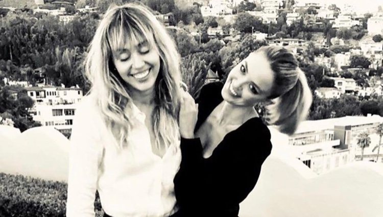 Miley Cyrus y Kaitlynn Carter en el cumpleaños de esta última en Los Angeles