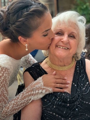 Julia Nakamatsu con su abuela/ Foto: Instagram