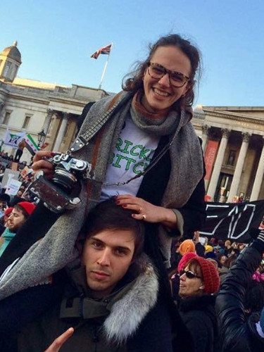 Jessica Brown-Findlay y su novio, Ziggy Heath en una manifestación/Foto:Instagram