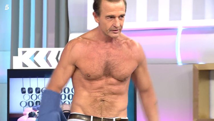 Alessandro Lequio se desnuda en 'El programa de Ana Rosa' </p><p>| Foto: Telecinco.es