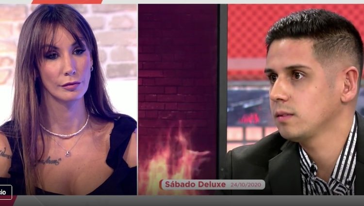 Fani Carbajo viendo la intervención de Christofer en 'Sábado Deluxe/ Foto: telecinco.es