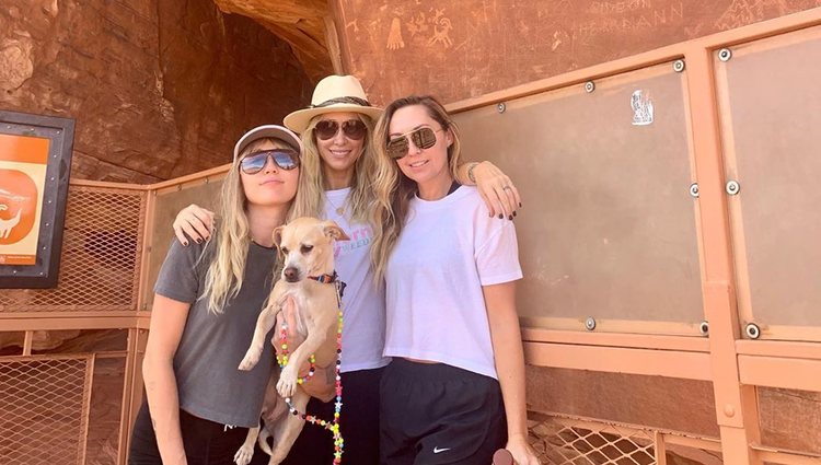 Miley Cyrus junto a su madre, su hermana y su perro en el Gran Cañón/Foto: Instagram