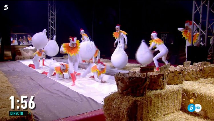 Los concursantes durante el juego de gallinas y huevos | telecinco.es
