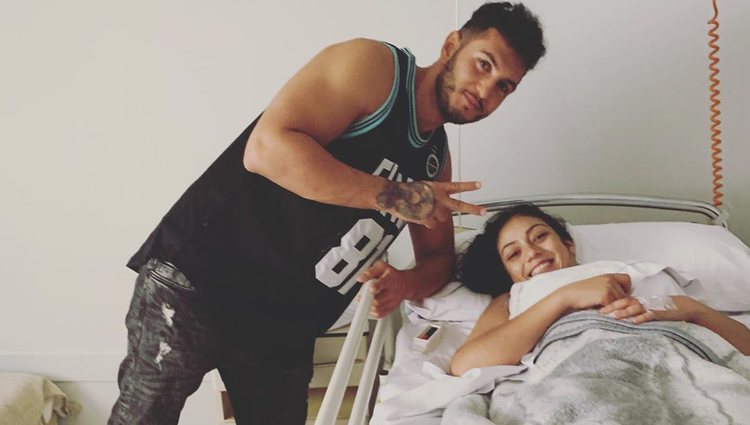 Omar Montes visitando a Dakota Tárraga tras su operación de pecho | Instagram