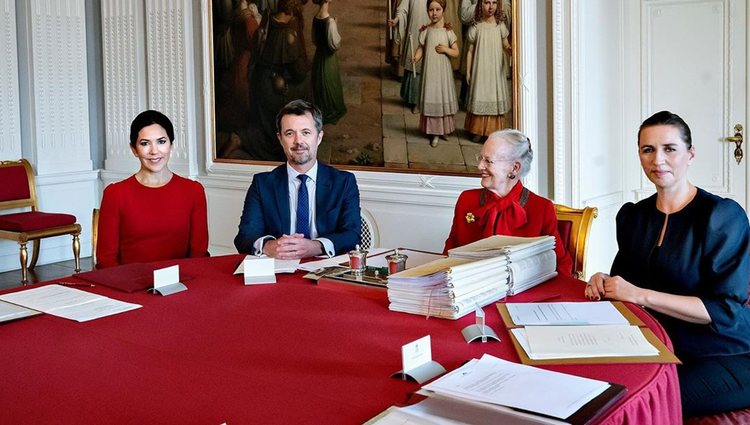 Mary de Dinamarca firmando su nuevo cargo junto </p><p>a la Reina de Dinamarca/Foto: Instagram