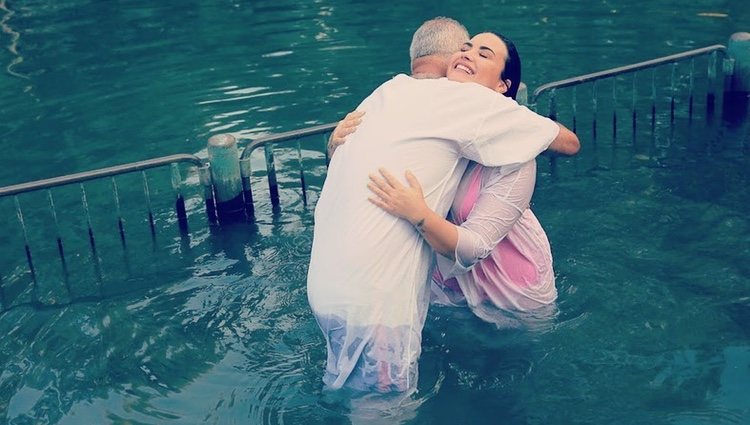 Demi Lovato siendo bautizada en el Río Jordan / Foto: Instagram @ddlovato