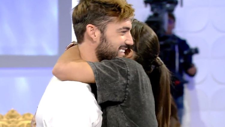 Sofía Suescun y Logan abrazándose en 'Myhyv'| vía: Cuatro.es