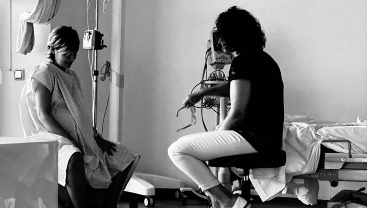 Laura Escanes con su madre durante la dilatación | Foto: Instagram