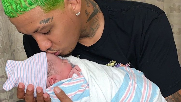 El rapero Alexander Edwards junto a su primer hijo con Amber Rose / Foto: Instagram